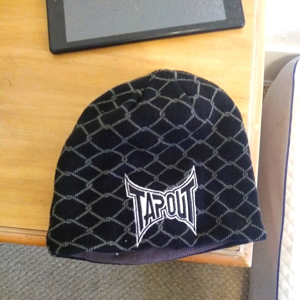 I'm selling a men's tap out UFC beanie